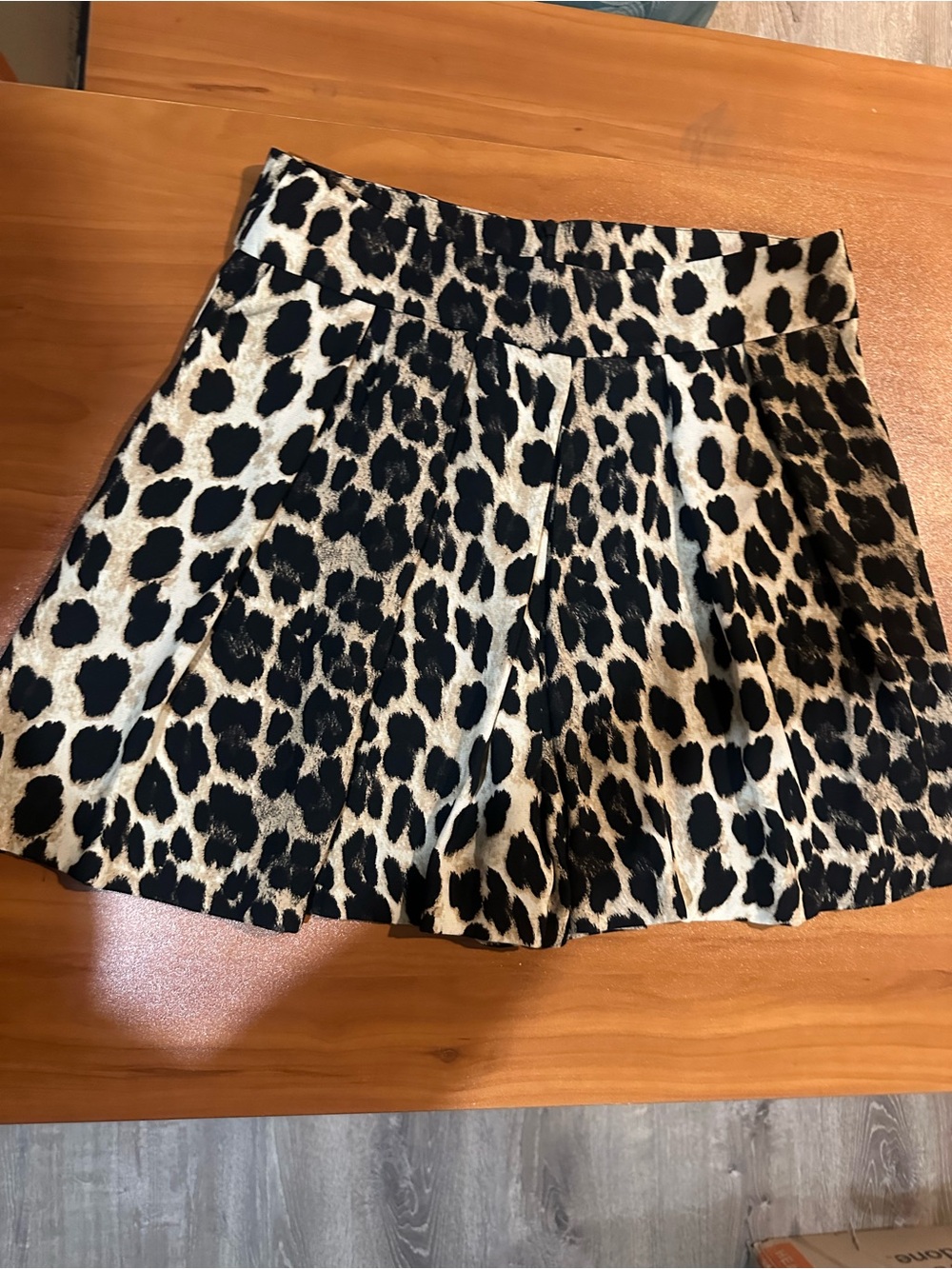Zara Women’s Leopard Print Pleated Shorts Size L High Waist Flowy Animal Print